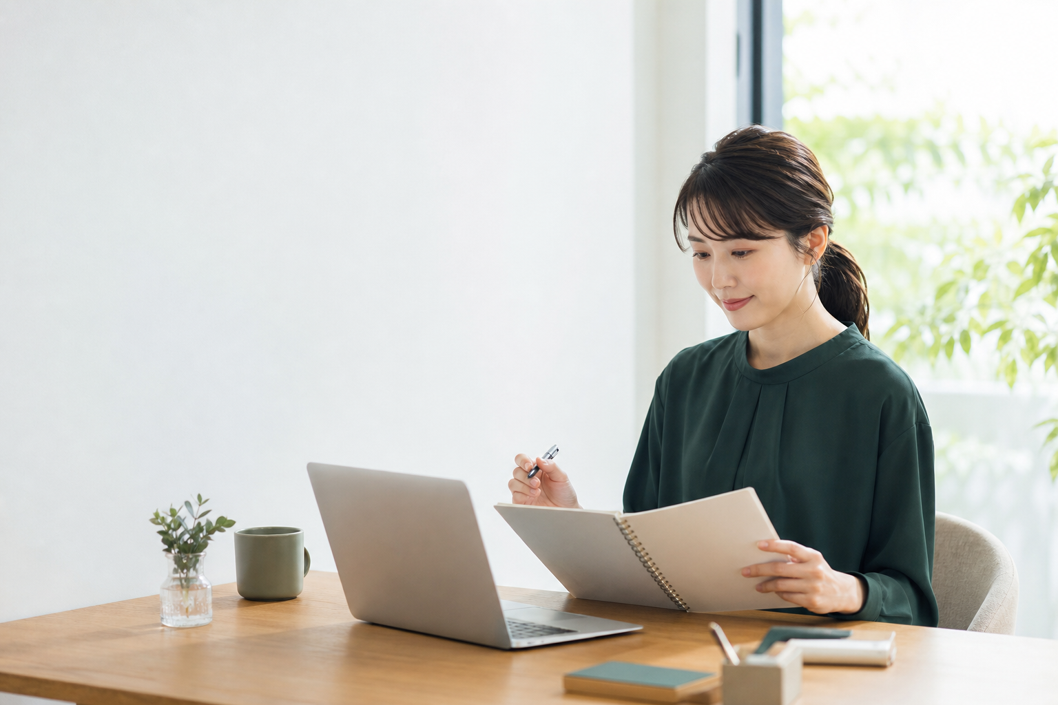 転職エージェントとの初回面談に向けてノートを確認する人物